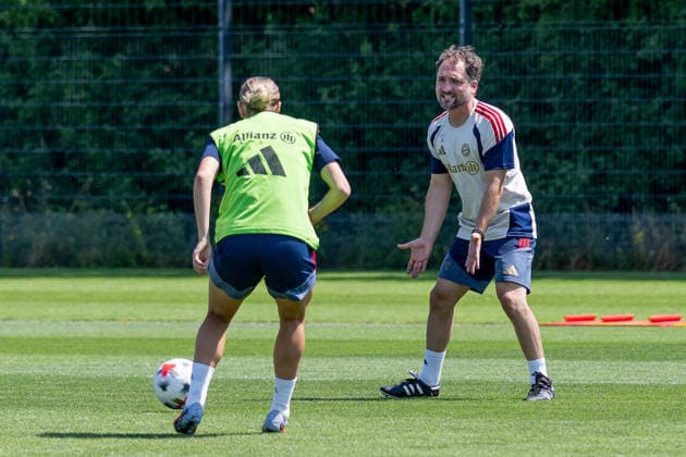 Jose Barcala (Chef-Trainer, FC Bayern Muenchen Frauen) engagiert beim Trainingsspielchen FC Bayern Muenchen Frauen, Fussball, Google Pixel Frauen-Bundesliga, Trainingseinheit, Saison 2026 2027, 16.07.2026. Foto: HMB Media Franz Feiner *** Jose Barcala, Head Coach of FC Bayern Munich Women, engaged in a training drill. FC Bayern Munich Women, soccer, Google Pixel Women s Bundesliga, training session, 2026–2027 season, July 16, 2026. Photo: HMB Media, Franz Feiner Copyright: HMBxMedia FranzxFeiner