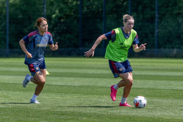 Alara Sehitler (FC Bayern Muenchen Frauen, 14) verfolgt von Momoko Tanikawa (FC Bayern Muenchen Frauen, 18) beim Trainginsspielchen FC Bayern Muenchen Frauen, Fussball, Google Pixel Frauen-Bundesliga, Trainingseinheit, Saison 2026 2027, 16.07.2026. Foto: HMB Media Franz Feiner *** Alara Sehitler, FC Bayern Munich Women, 14, followed by Momoko Tanikawa, FC Bayern Munich Women, 18, during a training game, FC Bayern Munich Women, soccer, Google Pixel, Women s Bundesliga, training session, 2026–2027 season, July 16, 2026 Photo by HMB Media, Franz Feiner Copyright: HMBxMedia FranzxFeiner