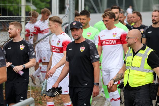 16.07.26 VfB Stuttgart Training Deutschland, Stuttgart, 16.07.2026, Fussball, Bundesliga, Saison 2026 2027, VfB Stuttgart Training: Sebastian Hoeneß (Trainer). *** July 26, 2016 VfB Stuttgart Training Germany, Stuttgart, July 16, 2026, Soccer, Bundesliga, 2026–2027 Season, VfB Stuttgart Training, Sebastian Hoeneß, Coach