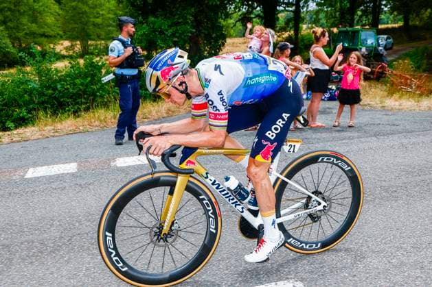 Tour de France 2026 Stage 12 CHALON-SUR-SAONE, FRANCE - JULY 16 : Evenepoel Remco (BEL) of Red Bull - BORA - Hansgrohe in action during stage 12 of the 113rd edition of Tour de France an UCI World Tour 2.UWT cycling road race stage for Men Elite of 181 km with start in Circuit Nevers Magny-Cours and finish in Chalon-sur-Saone on July 16, 2026 in Chalon-sur-Saone, France, 16 07 2026 Chalon-sur-Saone France  Copyright: xLucaxBettinix