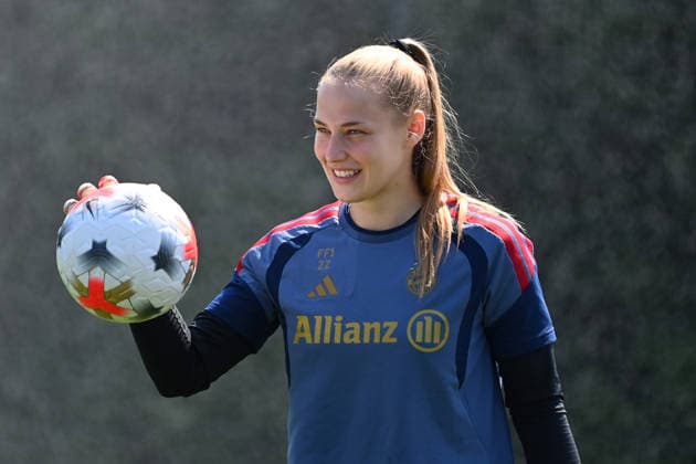 Torfrau Regina van EIJK (FCB), Aktion,Einzelbild,angeschnittenes Einzelmotiv,Halbfigur,halbe Figur, Training Bayern Muenchen Frauen am 16.07.2026. Fussball Google Pixel Bundesliga der Frauen Saison 2026 2027, *** Goalkeeper Regina van Eijk (FCB), action shot, single frame, cropped close-up, half-length portrait, Bayern Munich Women s Training on July 16, 2026, Soccer, Google Pixel, Women s Bundesliga, 2026–2027 season,