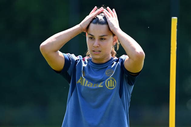 Lena OBERDORF (FCB), Gestik,skeptisch, Enttaeuschung,Frust,enttaeuscht, frustriert,niedergeschlagen, Aktion,Einzelbild,angeschnittenes Einzelmotiv,Halbfigur,halbe Figur. Training Bayern Muenchen Frauen am 16.07.2026. Fussball Google Pixel Bundesliga der Frauen Saison 2026 2027, *** Lena OBERDORF FCB, gestures, skeptical, disappointment, frustration, disappointed, frustrated, dejected, action,Single frame, cropped single subject, half-length, half-figure Bayern Munich Women’s Training on July 16, 2026, Soccer, Google Pixel, Women’s Bundesliga, 2026–2027 season,