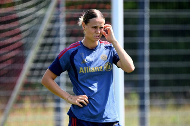 Klara BUEHL (FCB), skeptisch, Aktion,Einzelbild,angeschnittenes Einzelmotiv,Halbfigur,halbe Figur. Training Bayern Muenchen Frauen am 16.07.2026. Fussball Google Pixel Bundesliga der Frauen Saison 2026 2027, *** Klara BUEHL FCB, skeptical, action, single frame, cropped single shot, half-length, half-figure, Bayern Munich Women s Training on July 16, 2026, Soccer, Google Pixel, Women s Bundesliga, 2026–2027 season,