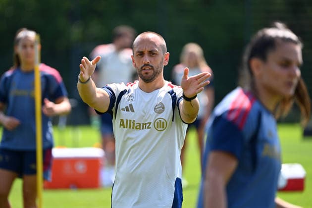 Adrian NEGRO (Co-Trainer), Gestik,gibt Anweisungen, Einzelbild,angeschnittenes Einzelmotiv, Halbfigur,halbe Figur. Training Bayern Muenchen Frauen am 16.07.2026. Fussball Google Pixel Bundesliga der Frauen Saison 2026 2027, *** Adrian NEGRO, assistant coach, gesturing, giving instructions, single frame, cropped close-up, half-length shot, Bayern Munich Women s team training on July 16, 2026, soccer, Google Pixel, Women s Bundesliga, 2026–2027 season,