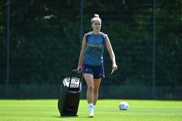 Giulia GWINN (FCB) zieht eine Musikbox hinter sich her. Training Bayern Muenchen Frauen am 16.07.2026. Fussball Google Pixel Bundesliga der Frauen Saison 2026 2027, *** Giulia GWINN FCB pulls a jukebox behind her Bayern Munich Women s Training on July 16, 2026 Soccer Google Pixel Women s Bundesliga Season 2026–2027,