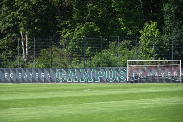 Randmotiv:FC BAYERN CAMPUS Bande. Training Bayern Muenchen Frauen am 16.07.2026. Fussball Google Pixel Bundesliga der Frauen Saison 2026 2027, *** Background image: FC Bayern Campus, sideline, training, Bayern Munich Women on July 16, 2026; soccer, Google Pixel, Women s Bundesliga, 2026–2027 season,