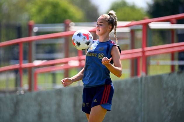 Giulia GWINN (FCB), Aktion,Einzelbild,angeschnittenes Einzelmotiv,Halbfigur,halbe Figur. Training Bayern Muenchen Frauen am 16.07.2026. Fussball Google Pixel Bundesliga der Frauen Saison 2026 2027, *** Giulia GWINN FCB, Action, Single Frame, Cropped Single Subject, Half-Length, Bayern Munich Women s Team Training on July 16, 2026, Soccer, Google Pixel, Women s Bundesliga, 2026–2027 Season,