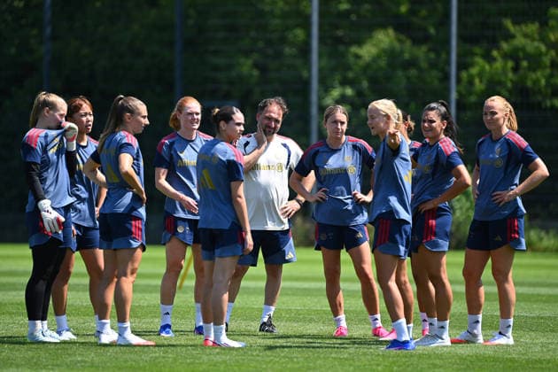 Jose BARCALA (Trainer FCB) mit Spielerinnen, Gestik,gibt Anweisungen. Teamfoto,Team,Mannschaft,Mannschaftsfoto. Training Bayern Muenchen Frauen am 16.07.2026. Fussball Google Pixel Bundesliga der Frauen Saison 2026 2027, *** Jose BARCALA, FCB coach, with players, gesturing, giving instructions; team photo, team, squad, group photo; Bayern Munich Women s training on July 16, 2026; soccer; Google Pixel; Women s Bundesliga, 2026–2027 season,