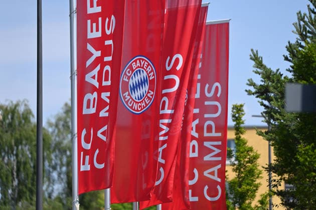 Randmotiv:FC BAYERN CAMPUS Flaggen,Fahnen. Training Bayern Muenchen Frauen am 16.07.2026. Fussball Google Pixel Bundesliga der Frauen Saison 2026 2027, *** Background image: FC Bayern Campus flags, banners; Bayern Munich Women s Training on July 16, 2026; soccer; Google Pixel; Women s Bundesliga, 2026–2027 season,