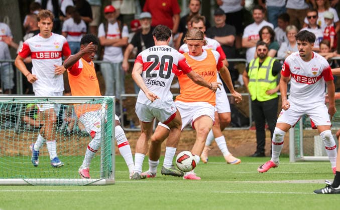 2026.07.16, Deutschland, Stuttgart, Fußball VfB Stuttgart Trainingsauftakt, Leonidas Stergiou, Tim van der Leij, Laurin Ulrich *** July 16, 2026, Germany, Stuttgart, Soccer: VfB Stuttgart Kicks Off Training, Leonidas Stergiou, Tim van der Leij, Laurin Ulrich