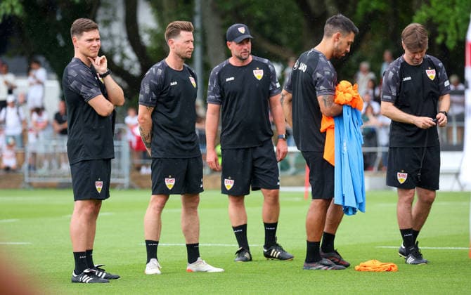 2026.07.16, Deutschland, Stuttgart, Fußball VfB Stuttgart Trainingsauftakt, v.l. Jan Schimpchen, Dr. AndrÃ Filipovic, VfB Trainer Sebastian Hoeneß, Malik Fathi, David Krecidlo *** July 16, 2026, Germany, Stuttgart, Soccer: VfB Stuttgart Kicks Off Training Season; from left: Jan Schimpchen, Dr. AndrÃ Filipovic, VfB Coach Sebastian Hoeneß, Malik Fathi, David Krecidlo