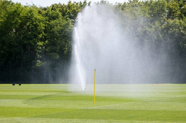 Ein Rasensprenger in Aktion auf dem Trainingsplatz am FC Bayern Campus, Bewaesserung, GER, FC Bayern Muenchen Frauen Training, Fussball, Google Pixel Frauen-Bundesliga, Saison 2026 2027, 16.07.2026, GER, FC Bayern Muenchen Frauen Training, Fussball, Google Pixel Frauen-Bundesliga, Saison 2026 2027, 16.07.2026 Muenchen *** A sprinkler in action on the training field at the FC Bayern Campus, irrigation, GER, FC Bayern Munich Women s Training, soccer, Google Pixel Women s Bundesliga, 2026–2027 season, July 16, 2026, GER, FC Bayern Munich Women’s Training, Soccer, Google Pixel Women’s Bundesliga, 2026–2027 Season, July 16, 2026, Munich Copyright: xEibner-Pressefoto JennixMaulx EP_JML