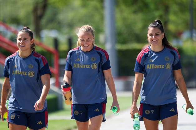 Lena Oberdorf (FC Bayern Muenchen, 08) mitGlodis Perla Viggosdottir (FC Bayern Muenchen, 04) und Jovana Damnjanovic (FC Bayern Muenchen, 09), lachen, GER, FC Bayern Muenchen Frauen Training, Fussball, Google Pixel Frauen-Bundesliga, Saison 2026 2027, 16.07.2026, GER, FC Bayern Muenchen Frauen Training, Fussball, Google Pixel Frauen-Bundesliga, Saison 2026 2027, 16.07.2026 Muenchen *** Lena Oberdorf of FC Bayern Munich, 08, with Glodis Perla Viggosdottir of FC Bayern Munich, 04, and Jovana Damnjanovic of FC Bayern Munich, 09, laughing, GER, FC Bayern Munich Women’s Training, Soccer, Google Pixel Women’s Bundesliga, 2026–2027 Season, July 16, 2026, GER, FC Bayern Munich Women’s Training, Soccer, Google Pixel Women’s Bundesliga, 2026–2027 Season, July 16, 2026, Munich Copyright: xEibner-Pressefoto JennixMaulx EP_JML