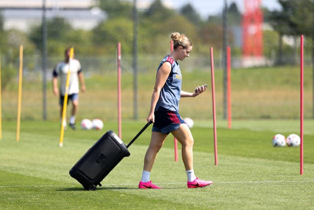 Alara Sehitler (FC Bayern Muenchen, 14) mit Boombox auf dem Trainingsplatz, GER, FC Bayern Muenchen Frauen Training, Fussball, Google Pixel Frauen-Bundesliga, Saison 2026 2027, 16.07.2026, GER, FC Bayern Muenchen Frauen Training, Fussball, Google Pixel Frauen-Bundesliga, Saison 2026 2027, 16.07.2026 Muenchen *** Alara Sehitler, FC Bayern Munich, 14, with a boombox on the training field, GER, FC Bayern Munich Women s Training, Soccer, Google Pixel Women s Bundesliga, 2026–2027 Season, July 16, 2026, GER, FC Bayern Munich Women’s Training, Soccer, Google Pixel Women’s Bundesliga, 2026–2027 Season, July 16, 2026, Munich Copyright: xEibner-Pressefoto JennixMaulx EP_JML