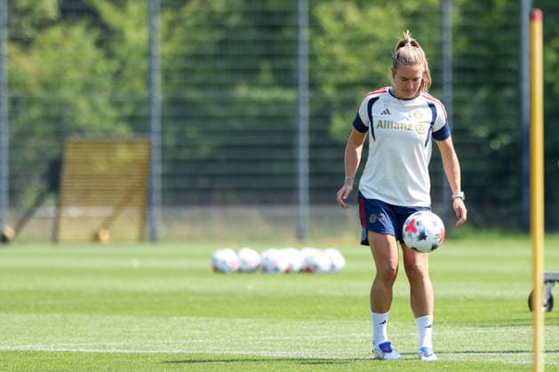 Clara Schoene (FC Bayern Muenchen, Co-Trainerin) mit Ball, GER, FC Bayern Muenchen Frauen Training, Fussball, Google Pixel Frauen-Bundesliga, Saison 2026 2027, 16.07.2026, GER, FC Bayern Muenchen Frauen Training, Fussball, Google Pixel Frauen-Bundesliga, Saison 2026 2027, 16.07.2026 Muenchen *** Clara Schoene, FC Bayern Munich, assistant coach with a ball, GER, FC Bayern Munich Women s Training, soccer, Google Pixel Women s Bundesliga, 2026–2027 season, July 16, 2026, GER, FC Bayern Munich Women’s Training, Soccer, Google Pixel Women’s Bundesliga, 2026–2027 Season, July 16, 2026, Munich Copyright: xEibner-Pressefoto JennixMaulx EP_JML