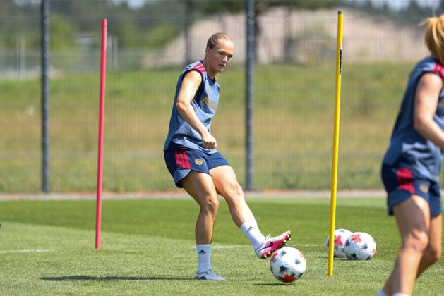Magdalena Eriksson (FC Bayern Muenchen, 05) mit Ball im Training, GER, FC Bayern Muenchen Frauen Training, Fussball, Google Pixel Frauen-Bundesliga, Saison 2026 2027, 16.07.2026, GER, FC Bayern Muenchen Frauen Training, Fussball, Google Pixel Frauen-Bundesliga, Saison 2026 2027, 16.07.2026 Muenchen *** Magdalena Eriksson, FC Bayern Munich, 05 with the ball during training, GER, FC Bayern Munich Women s Training, Soccer, Google Pixel Women s Bundesliga, 2026–2027 Season, July 16, 2026, GER, FC Bayern Munich Women s Training, Soccer, Google Pixel Women s Bundesliga, 2026–2027 Season, July 16, 2026, Munich Copyright: xEibner-Pressefoto JennixMaulx EP_JML