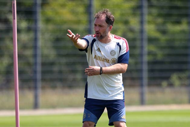 Jose Barcala (FC Bayern Muenchen, Chef-Trainer) gestikuliert im Training, GER, FC Bayern Muenchen Frauen Training, Fussball, Google Pixel Frauen-Bundesliga, Saison 2026 2027, 16.07.2026, GER, FC Bayern Muenchen Frauen Training, Fussball, Google Pixel Frauen-Bundesliga, Saison 2026 2027, 16.07.2026 Muenchen *** Jose Barcala, head coach of FC Bayern Munich, gestures during training, GER, FC Bayern Munich Women s Training, Soccer, Google Pixel Women s Bundesliga, 2026–2027 Season, July 16, 2026, GER, FC Bayern Munich Women s Training, Soccer, Google Pixel Women s Bundesliga, 2026–2027 Season, July 16, 2026, Munich Copyright: xEibner-Pressefoto JennixMaulx EP_JML