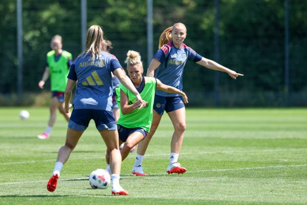 Trainingsspiel, Linda Dallmann (FC Bayern Muenchen, 10) mit Ball mit Glodis Perla Viggosdottir (FC Bayern Muenchen, 04) und Sarah Zadrazil (FC Bayern Muenchen, 25), GER, FC Bayern Muenchen Frauen Training, Fussball, Google Pixel Frauen-Bundesliga, Saison 2026 2027, 16.07.2026, GER, FC Bayern Muenchen Frauen Training, Fussball, Google Pixel Frauen-Bundesliga, Saison 2026 2027, 16.07.2026 Muenchen *** Practice match, Linda Dallmann (FC Bayern Munich), No. 10 with the ball, alongside Glodis Perla Viggosdottir (FC Bayern Munich), No. 04, and Sarah Zadrazil (FC Bayern Munich), No. 25, GER, FC Bayern Munich Women s Training, Soccer, Google Pixel Women s Bundesliga, 2026–2027 Season, July 16, 2026, GER, FC Bayern Munich Women’s Training, Soccer, Google Pixel Women’s Bundesliga, 2026–2027 Season, July 16, 2026, Munich Copyright: xEibner-Pressefoto JennixMaulx EP_JML