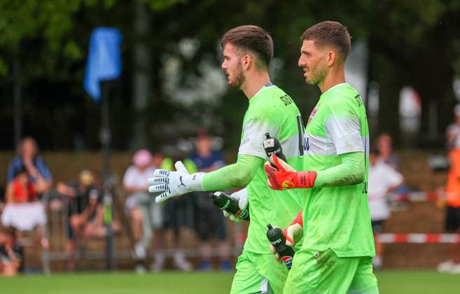 2026.07.16, Deutschland, Stuttgart, Fußball VfB Stuttgart Trainingsauftakt, Dennis Seimen, Fabian Bredlow *** July 16, 2026, Germany, Stuttgart, Soccer: VfB Stuttgart Starts Training, Dennis Seimen, Fabian Bredlow