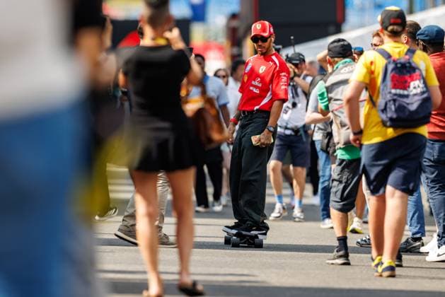Lewis Hamilton (Scuderia Ferrari HP, 44) kommt mit dem Skateboard zum Interview, Grosser Preis von Belgien, Motorsport, Formel 1, Saison 2026, 16.07.2026 Grosser Preis von Belgien, Motorsport, Formel 1, Saison 2026, 16.07.2026 Spa Franchorchamps *** Lewis Hamilton, Scuderia Ferrari, No. 44, arrives at the interview on a skateboard; Belgian Grand Prix, Motorsports, Formula 1, 2026 Season, July 16, 2026 Belgian Grand Prix, Motorsports, Formula 1, 2026 Season, July 16, 2026 Spa-Francorchamps Copyright: xEibner-Pressefoto AlexanderxNeisx EP_ANS