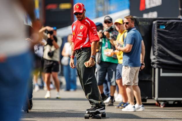 Sport Themen der Woche KW29 Lewis Hamilton (Scuderia Ferrari HP, 44) kommt mit dem Skateboard zum Interview, Grosser Preis von Belgien, Motorsport, Formel 1, Saison 2026, 16.07.2026 Grosser Preis von Belgien, Motorsport, Formel 1, Saison 2026, 16.07.2026 Spa Franchorchamps *** Lewis Hamilton, Scuderia Ferrari, No. 44, arrives at the interview on a skateboard; Belgian Grand Prix, Motorsports, Formula 1, 2026 Season, July 16, 2026 Belgian Grand Prix, Motorsports, Formula 1, 2026 Season, July 16, 2026 Spa-Francorchamps Copyright: xEibner-Pressefoto AlexanderxNeisx EP_ANS