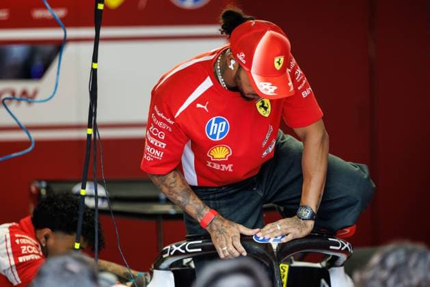 Lewis Hamilton (Scuderia Ferrari HP, 44) steigt in seinen Rennwagen, Grosser Preis von Belgien, Motorsport, Formel 1, Saison 2026, 16.07.2026 Grosser Preis von Belgien, Motorsport, Formel 1, Saison 2026, 16.07.2026 Spa Franchorchamps *** Lewis Hamilton, Scuderia Ferrari driver No. 44, gets into his race car, Belgian Grand Prix, Motorsports, Formula 1, 2026 Season, July 16, 2026 Belgian Grand Prix, Motorsports, Formula 1, 2026 Season, July 16, 2026, Spa-Francorchamps Copyright: xEibner-Pressefoto AlexanderxNeisx EP_ANS