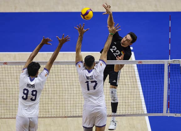 WomenÕs Volleyball Nations League - Belgrade 2026 Germany s Tobias Brand spikes the ball against IranÕs Mohammadnima Bateni and IranÕs Ali Hajipour MoghadDam FaroUji during the MenÕs Volleyball Nations League Pool 7 match between Germany and Iran at Belgrade Arena on July 16, 2026 in Belgrade, Serbia. Belgrade Serbia Copyright: xSrdjanxStevanovicx x