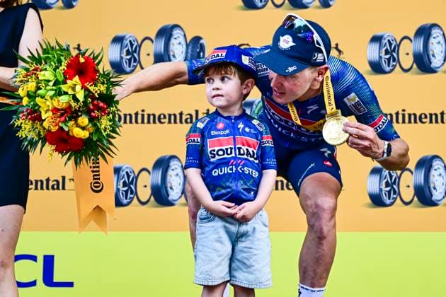Tour de France 2026 Stage 12 CHALON-SUR-SAONE, FRANCE - JULY 16 : Merlier Tim (BEL) of Soudal Quick Step on the podium with his son during stage 12 of the 113rd edition of Tour de France an UCI World Tour 2.UWT cycling road race stage for Men Elite of 181 km with start in Circuit Nevers Magny-Cours and finish in Chalon-sur-Saone on July 16, 2026 in Chalon-sur-Saone, France, 16 07 2026 Chalon-sur-Saone France  Copyright: xPeterxDexVoechtx