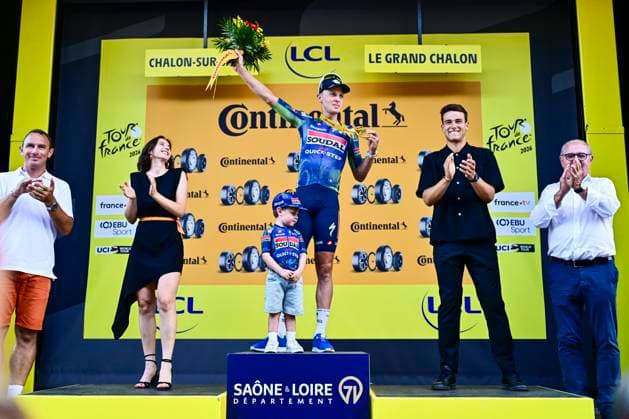 Tour de France 2026 Stage 12 CHALON-SUR-SAONE, FRANCE - JULY 16 : Merlier Tim (BEL) of Soudal Quick Step on the podium with his son during stage 12 of the 113rd edition of Tour de France an UCI World Tour 2.UWT cycling road race stage for Men Elite of 181 km with start in Circuit Nevers Magny-Cours and finish in Chalon-sur-Saone on July 16, 2026 in Chalon-sur-Saone, France, 16 07 2026 Chalon-sur-Saone France  Copyright: xPeterxDexVoechtx