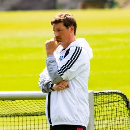 Merlin Polzin ( Hamburger SV) steht mit verschränkten Armen und nachdenklicher Geste am Trainingsplatz. Im Hintergrund ist ein gepflegter Rasen zu sehen. HSV-Trainer Merlin Polzin beobachtet nachdenklich das Training am Volksparkstadion *** Merlin Polzin of Hamburger SV stands on the practice field with his arms crossed and a pensive expression. A well-manicured lawn can be seen in the background. HSV coach Merlin Polzin watches the practice at the Volksparkstadion thoughtfully. Copyright: xAndreasxTolksdorfx