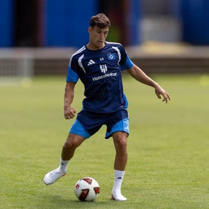 Ein Spieler des Hamburger SV mit der Rückennummer 24 kontrolliert den Ball auf dem Trainingsplatz am Volksparkstadion. Er läuft in typischer Ballführungsposition mit leicht gebeugten Knien auf den Ball zu. Nicolas Capaldo ( 24; Hamburger SV) am Ball im Training *** A Hamburger SV player wearing jersey number 24 controls the ball on the practice field at Volksparkstadion. He runs toward the ball in a typical dribbling stance, with his knees slightly bent. Nicolas Capaldo, 24, of Hamburger SV, with the ball during practice. Copyright: xspeedshotx xAndreasxTolksdorfx