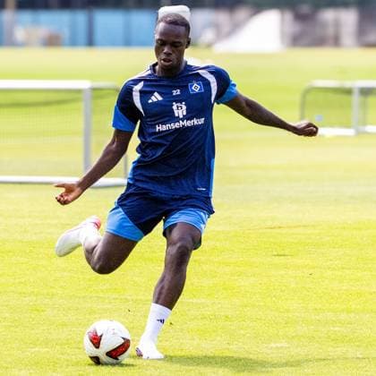 Ein Spieler des Hamburger SV bereitet sich auf dem Trainingsplatz am Volksparkstadion auf einen Schuss vor, der Ball liegt direkt vor dem Standfuß. Die Körperhaltung zeigt maximale Anspannung kurz vor dem Ballkontakt. HSV-Spieler ( 22; Hamburger SV) beim Schuss im Training *** A Hamburger SV player prepares to take a shot on the training field at the Volksparkstadion; the ball is right in front of his standing foot. His posture shows maximum tension just before making contact with the ball. HSV Player 22, Hamburger SV, taking a shot during practice Copyright: xspeedshotx xAndreasxTolksdorfx
