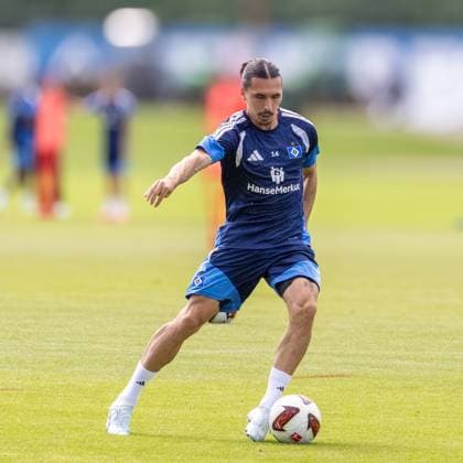 Ein Spieler des Hamburger SV kontrolliert den Ball auf dem Trainingsplatz und geht in eine dynamische Dribblingbewegung. Im Hintergrund sind weitere Trainingsutensilien zu erkennen. Rayan Phillippe ( 14; Hamburger SV) am Ball beim Training *** A Hamburger SV player controls the ball on the practice field and begins a dynamic dribble. Other training equipment can be seen in the background. Rayan Phillippe, No. 14, of Hamburger SV, with the ball during practice Copyright: xspeedshotx xAndreasxTolksdorfx