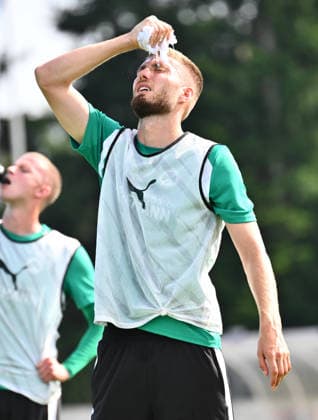16.07.2026 - Fussball - 2. Bundesliga - Saison 2026 2027 - SpVgg Greuther Fürth Fuerth - Trainingslager Bad Wörishofen - - xwoxzix - Doni Edon Arifi (28, SpVgg Greuther Fürth ) Erfrischung *** July 16, 2026 Soccer 2. Bundesliga 2026–2027 Season SpVgg Greuther Fürth Fürth Training Camp Bad Wörishofen xwoxzix Doni Edon Arifi 28, SpVgg Greuther Fürth Refreshment