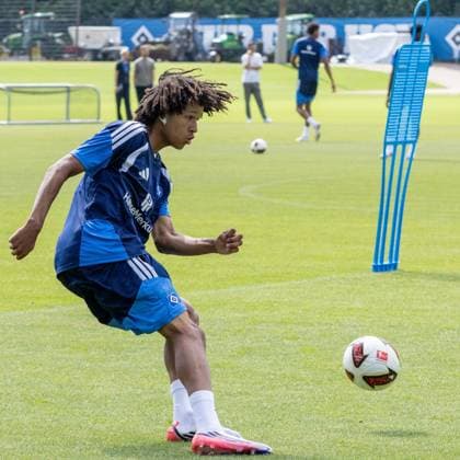 Ein Spieler des Hamburger SV nimmt auf dem Trainingsgelände am Volksparkstadion einen Ball an und bereitet einen Schuss vor. Im Hintergrund sind weitere Spieler und Trainingsutensilien zu sehen. HSV-Spieler beim Schusstraining auf dem Trainingsplatz *** A Hamburger SV player controls the ball at the training facility at Volksparkstadion and prepares to take a shot. Other players and training equipment can be seen in the background. HSV players practicing shooting on the training field Copyright: xspeedshotx xAndreasxTolksdorfx