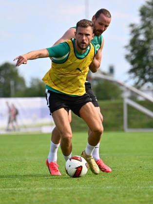 16.07.2026 - Fussball - 2. Bundesliga - Saison 2026 2027 - SpVgg Greuther Fürth Fuerth - Trainingslager Bad Wörishofen - - xwoxzix - Dennis Srbeny (7, SpVgg Greuther Fürth ) vor Jannis Heuer (22, SpVgg Greuther Fürth ) *** July 16, 2026 Soccer 2. Bundesliga 2026–2027 Season SpVgg Greuther Fürth Training Camp in Bad Wörishofen xwoxzix Dennis Srbeny 7, SpVgg Greuther Fürth ahead of Jannis Heuer 22, SpVgg Greuther Fürth