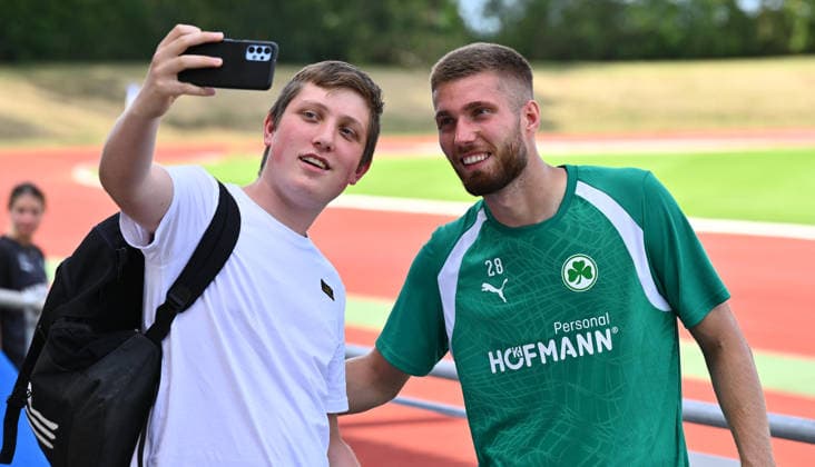 16.07.2026 - Fussball - 2. Bundesliga - Saison 2026 2027 - SpVgg Greuther Fürth Fuerth - Trainingslager Bad Wörishofen - - xwoxzix - Selfie mit Doni Edon Arifi (28, SpVgg Greuther Fürth ) *** July 16, 2026 Soccer 2. Bundesliga 2026–2027 Season SpVgg Greuther Fürth Fürth Training Camp in Bad Wörishofen xwoxzix Selfie with Doni Edon Arifi, 28, SpVgg Greuther Fürth