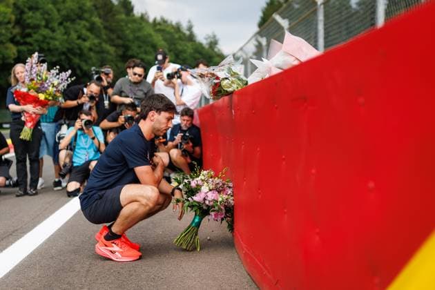 Pierre Gasly (BWT Alpine F1 Team, 10) bringt Blumen zur Gedenkstaette des 2019 hier toedlich verunglueckten Anthoine Hubert, Grosser Preis von Belgien, Motorsport, Formel 1, Saison 2026, 16.07.2026 Grosser Preis von Belgien, Motorsport, Formel 1, Saison 2026, 16.07.2026 Spa Franchorchamps *** Pierre Gasly of the BWT Alpine F1 Team, No. 10, lays flowers at the memorial for Anthoine Hubert, who was killed in a crash here in 2019; Belgian Grand Prix, Motorsports, Formula 1, 2026 Season, July 16, 2026 Belgian Grand Prix, Motorsports, Formula 1, 2026 Season, July 16, 2026 Spa-Francorchamps Copyright: xEibner-Pressefoto AlexanderxNeisx EP_ANS