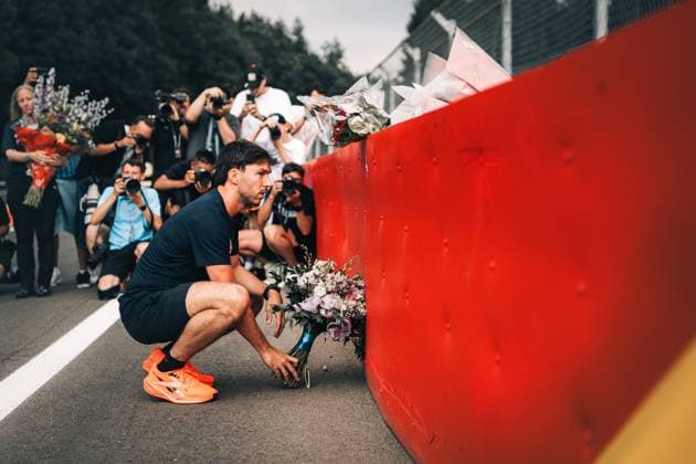Pierre Gasly (BWT Alpine F1 Team, 10) bringt Blumen zur Gedenkstaette des 2019 hier toedlich verunglueckten Anthoine Hubert, Grosser Preis von Belgien, Motorsport, Formel 1, Saison 2026, 16.07.2026 Grosser Preis von Belgien, Motorsport, Formel 1, Saison 2026, 16.07.2026 Spa Franchorchamps *** Pierre Gasly of the BWT Alpine F1 Team, No. 10, lays flowers at the memorial for Anthoine Hubert, who was killed in a crash here in 2019; Belgian Grand Prix, Motorsports, Formula 1, 2026 Season, July 16, 2026 Belgian Grand Prix, Motorsports, Formula 1, 2026 Season, July 16, 2026 Spa-Francorchamps Copyright: xEibner-Pressefoto AlexanderxNeisx EP_ANS