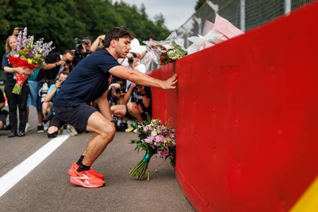 Pierre Gasly (BWT Alpine F1 Team, 10) bringt Blumen zur Gedenkstaette des 2019 hier toedlich verunglueckten Anthoine Hubert, Grosser Preis von Belgien, Motorsport, Formel 1, Saison 2026, 16.07.2026 Grosser Preis von Belgien, Motorsport, Formel 1, Saison 2026, 16.07.2026 Spa Franchorchamps *** Pierre Gasly of the BWT Alpine F1 Team, No. 10, lays flowers at the memorial for Anthoine Hubert, who was killed in a crash here in 2019; Belgian Grand Prix, Motorsports, Formula 1, 2026 Season, July 16, 2026 Belgian Grand Prix, Motorsports, Formula 1, 2026 Season, July 16, 2026 Spa-Francorchamps Copyright: xEibner-Pressefoto AlexanderxNeisx EP_ANS