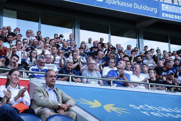 Fussball, 3.Liga Saison 2026 2027 Außerordentliche Mitgliederversammlung MSV Duisburg 16.07.2026, schauinsland-reisen-arena Mitglieder im Stadion Duisburg schauinsland-reisen-arena Nordrhein-Westfalen Deutschland *** Sports, Soccer, 3rd Division, 2026–2027 Season; MSV Duisburg Extraordinary General Meeting, July 16, 2026, Schauinsland Reisen Arena; Members at the Stadium, Duisburg Schauinsland Reisen Arena, North Rhine-Westphalia, Germany