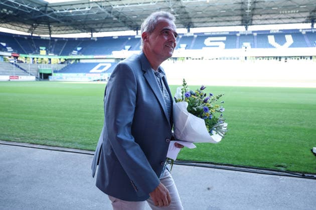 Fussball, 3.Liga Saison 2026 2027 Außerordentliche Mitgliederversammlung MSV Duisburg 16.07.2026, schauinsland-reisen-arena Christian Stiefelhagen (Vorstandsvorsitzender, MSV Duisburg) verlässt die Bühne Duisburg schauinsland-reisen-arena Nordrhein-Westfalen Deutschland *** Sports, Soccer, 3rd Division Season 2026–2027 Extraordinary General Meeting of MSV Duisburg, July 16, 2026, Schauinsland Reisen Arena: Christian Stiefelhagen, Chairman of the Board of MSV Duisburg, leaves the stage at the Schauinsland Reisen Arena in Duisburg, North Rhine-Westphalia, Germany