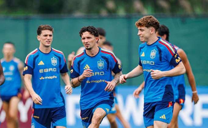 Spain national team, Nationalteam World Cup 16 07 2026 Yeremi Pino of Spain (L) and Victor Munoz of Spain (R) during the Spanish national team s training session at Melanie Lane Training Grounds, New Jersey, United States of America on July 16, 2026. Photo (PGS Photo Agency) New Jersey usa Copyright: xPGSxPhotoxAgencyx