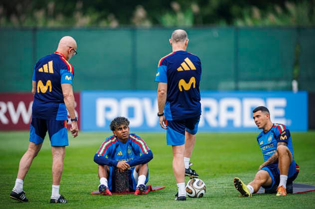 Spain national team, Nationalteam World Cup 16 07 2026 Lamine Yamal of Spain (2L) Luis de la Fuente head coach of Spain (L) Juanjo Gonzalez (2R) and Pedro Porro of Spain (R) during the Spanish national team s training session at Melanie Lane Training Grounds, New Jersey, United States of America on July 16, 2026. Photo (PGS Photo Agency) New Jersey usa Copyright: xPGSxPhotoxAgencyx