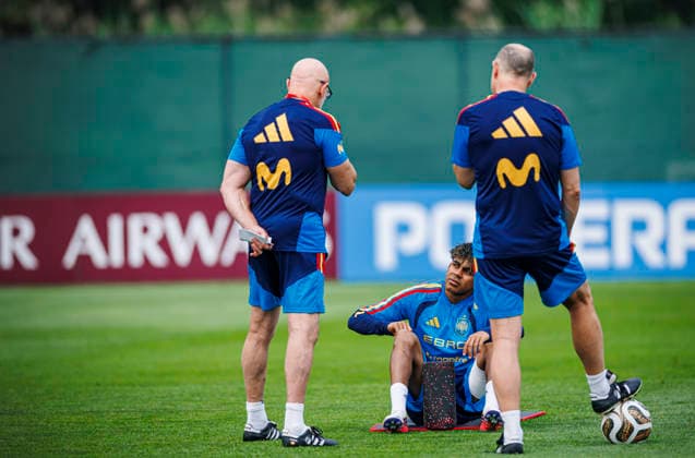 Spain national team, Nationalteam World Cup 16 07 2026 Lamine Yamal of Spain (2L) Luis de la Fuente head coach of Spain (L) Juanjo Gonzalez (2R) and Pedro Porro of Spain (R) during the Spanish national team s training session at Melanie Lane Training Grounds, New Jersey, United States of America on July 16, 2026. Photo (PGS Photo Agency) New Jersey usa Copyright: xPGSxPhotoxAgencyx