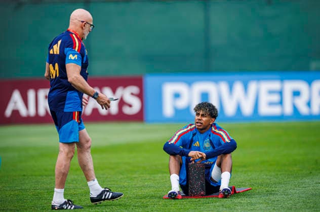 Spain national team, Nationalteam World Cup 16 07 2026 Luis de la Fuente head coach of Spain (L) and Lamine Yamal of Spain (R) during the Spanish national team s training session at Melanie Lane Training Grounds, New Jersey, United States of America on July 16, 2026. Photo (PGS Photo Agency) New Jersey usa Copyright: xPGSxPhotoxAgencyx