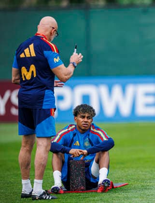 Spain national team, Nationalteam World Cup 16 07 2026 Luis de la Fuente head coach of Spain (L) and Lamine Yamal of Spain (R) during the Spanish national team s training session at Melanie Lane Training Grounds, New Jersey, United States of America on July 16, 2026. Photo (PGS Photo Agency) New Jersey usa Copyright: xPGSxPhotoxAgencyx