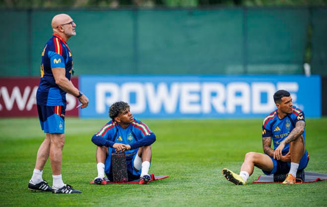 Spain national team, Nationalteam World Cup 16 07 2026 Lamine Yamal of Spain (C) Pedro Porro of Spain (R) and Luis de la Fuente head coach of Spain (L) during the Spanish national team s training session at Melanie Lane Training Grounds, New Jersey, United States of America on July 16, 2026. Photo (PGS Photo Agency) New Jersey usa Copyright: xPGSxPhotoxAgencyx