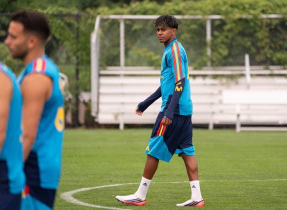 Spain trains under Canadian wildfire smoke ahead of FIFA World Cup, WM, Weltmeisterschaft, Fussball Final EAST HANOVER, NEW JERSEY, UNITED STATES - JULY 16: Players of Spanish national team, Nationalteam take part in training session for the 2026 FIFA World Cup final against Argentina at the Gotham Training Facility in New Jersey on July 16, 2026. Lamine Yamal and Pedro Porro took part in light individual stretching during the open portion of training instead of the team s passing drills. Spain trained under hazy skies as smoke from ongoing Canadian wildfires reduced air quality and visibility across the New York metropolitan area ahead of Sunday s final at New York New Jersey Stadium. Lokman Vural Elibol Anadolu New Jersey United States. Editorial use only. Please get in touch for any other usage.  Copyright: x2026xAnadoluxLokmanxVuralxElibolx