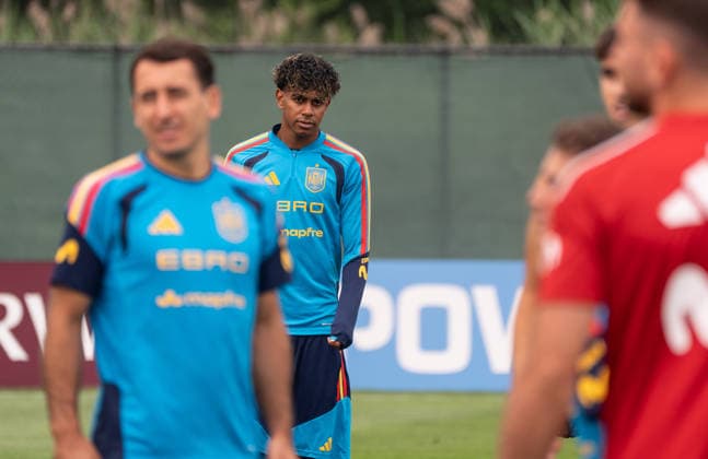 Spain trains under Canadian wildfire smoke ahead of FIFA World Cup, WM, Weltmeisterschaft, Fussball Final EAST HANOVER, NEW JERSEY, UNITED STATES - JULY 16: Players of Spanish national team, Nationalteam take part in training session for the 2026 FIFA World Cup final against Argentina at the Gotham Training Facility in New Jersey on July 16, 2026. Lamine Yamal and Pedro Porro took part in light individual stretching during the open portion of training instead of the team s passing drills. Spain trained under hazy skies as smoke from ongoing Canadian wildfires reduced air quality and visibility across the New York metropolitan area ahead of Sunday s final at New York New Jersey Stadium. Lokman Vural Elibol Anadolu New Jersey United States. Editorial use only. Please get in touch for any other usage.  Copyright: x2026xAnadoluxLokmanxVuralxElibolx